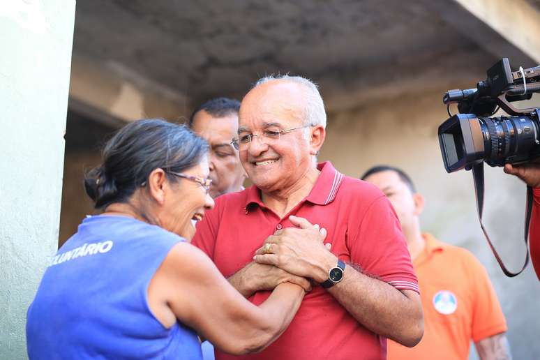 José Melo cumprimenta eleitora, durante campanha ao governo de AM