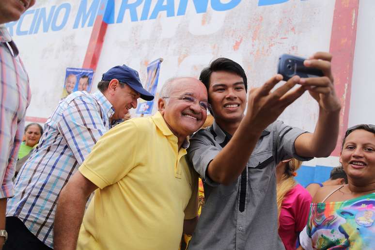 José Melo faz selfie com eleitor