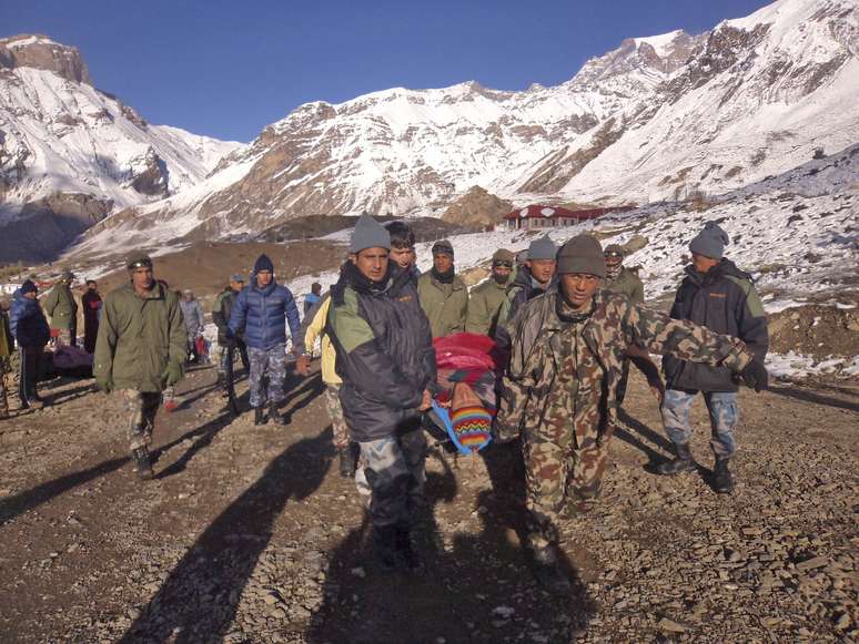 <p>Equipes de resgate tentam salvar sobreviventes ap&oacute;s tempestade de neve pr&oacute;xima ao Himalaia</p>