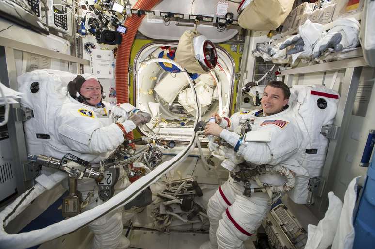 <p>Os astronautas Reid Wiseman (à direita) e Barry Wilmore trabalham dentro da Estação Espacial Internacional em 1º de outubro </p>