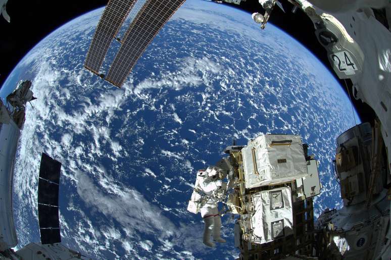<p>Reid Wiseman e Alexander Gerst, da Estação Espacial Europeia, realizam uma caminhada espacial de seis horas em 7 de outubro</p>