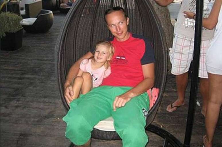 <p>Nina, de oito anos, junto do pai, Jan Magusin</p>