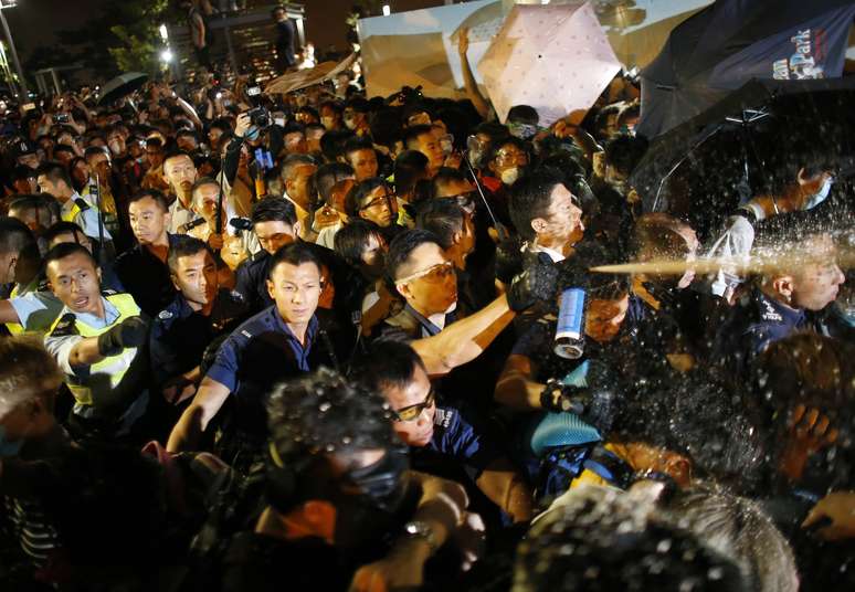 <p>Policiais usam g&aacute;s de pimenta contra os manifestantes que ocuparam &aacute;reas de Hong Kong para exigir de Pequim mais liberdades democr&aacute;ticas</p>