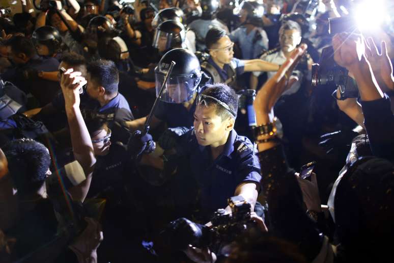 <p>Agentes tentam dispersar a multid&atilde;o que montou barricadas em um t&uacute;nel de Hong Kong</p>
