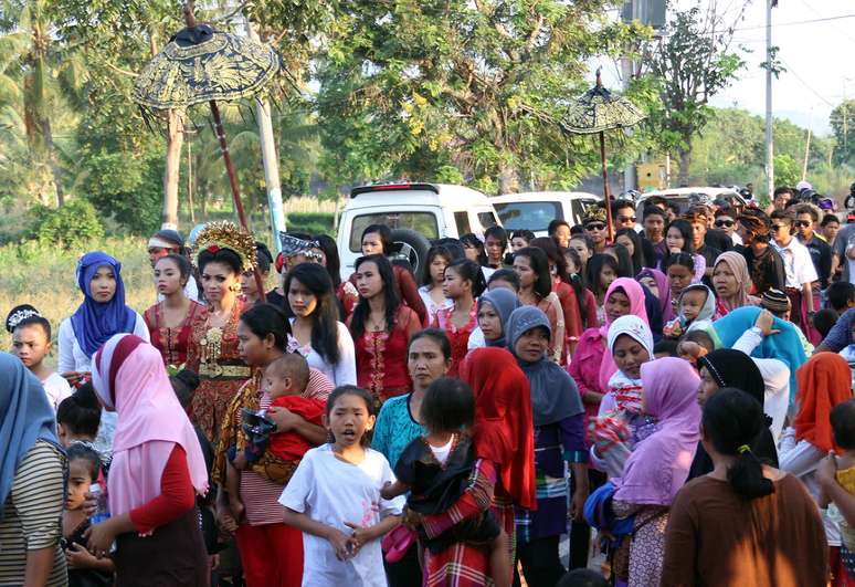 Na Indonésia, a poligamia é comum e o governo tenta frear casamentos 