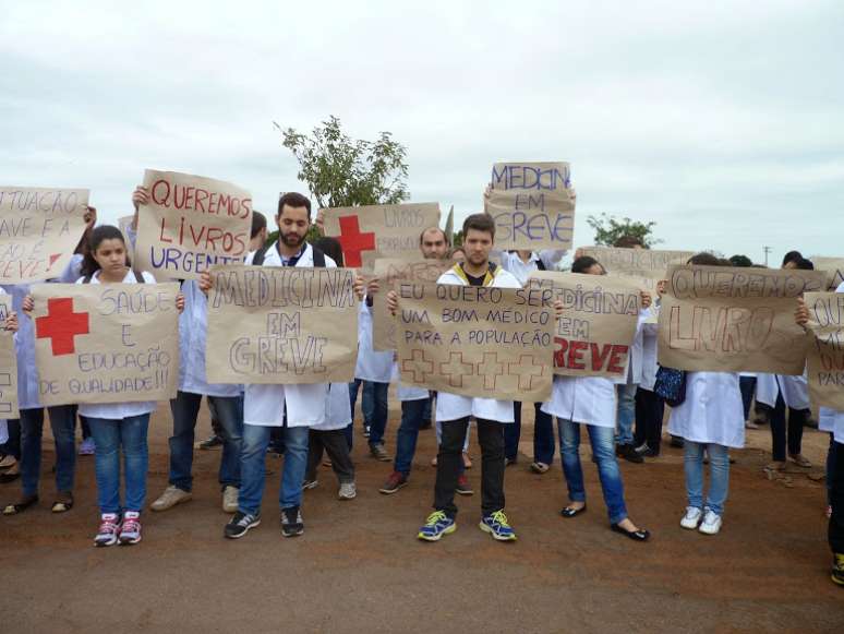 Estudantes das primeiras turmas da Unemat entraram no terceiro mês de greve e denunciam que, para estudar, não têm cadáver e nem livros didáticos, dois itens considerados básicos na formação médica