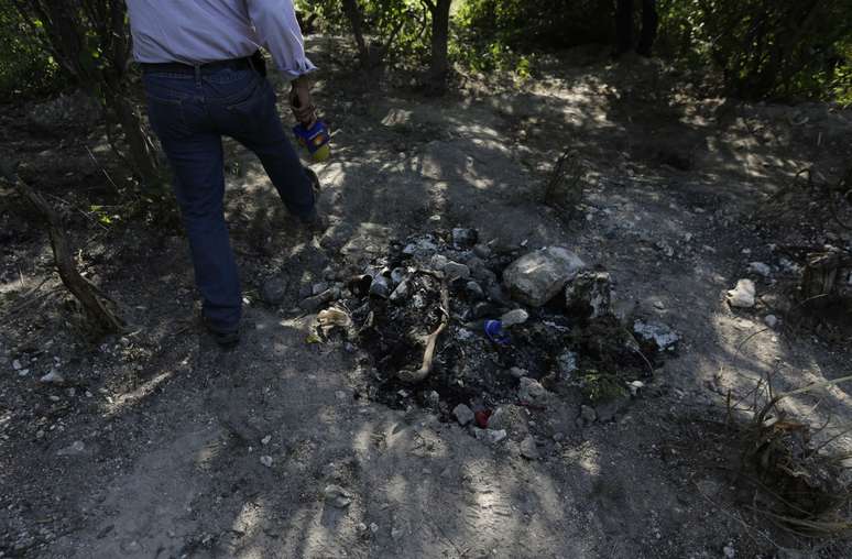 <p>Fossas clandestinas encontradas&nbsp;na periferia de Iguala, no estado mexicano de Guerrero, em 13 de outubro</p>