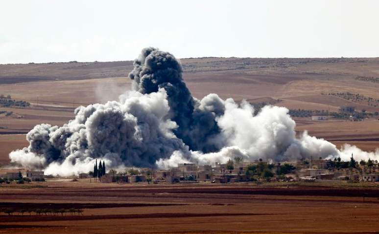<p>Fumaça é vista em vila nos arredores da cidade síria de Kobani nesta quarta-feira</p>