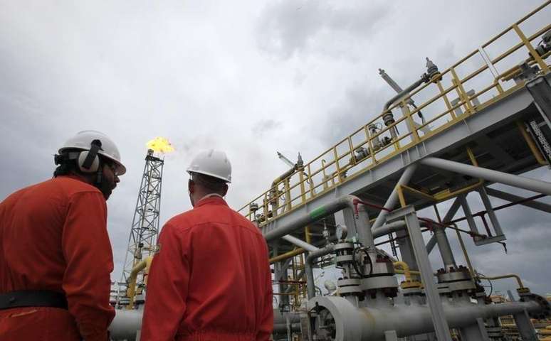 <p>Trabalhadores na plataforma Cidade Angra dos Reis, na costa do Rio de Janeiro; outubro foi o nono mês consecutivo de crescimento da produção de petróleo da Petrobras no País</p>