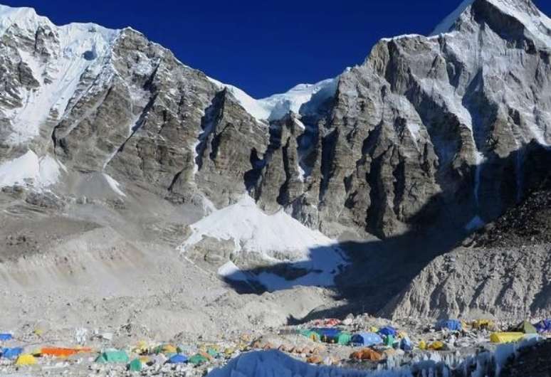 Pelo menos nove pessoas morreram e cem ficaram incomunicáveis na região do Himalaia, no Nepal, após uma tempestade de neve