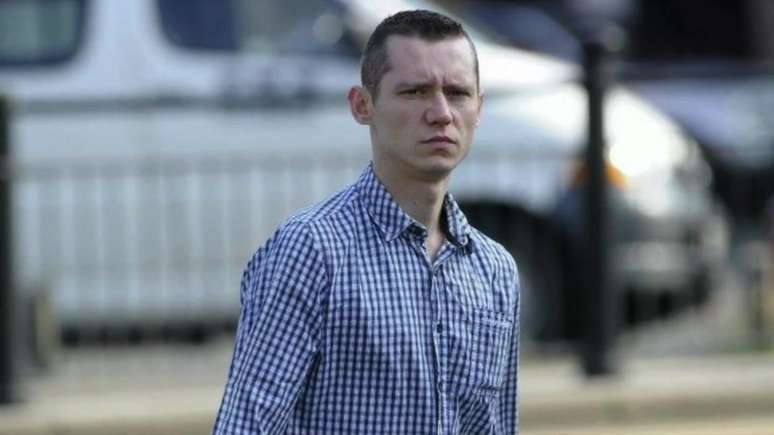 Lukasz Chojnowski, de 28 anos, arrumou a casa e at&eacute; mesmo fez o jantar