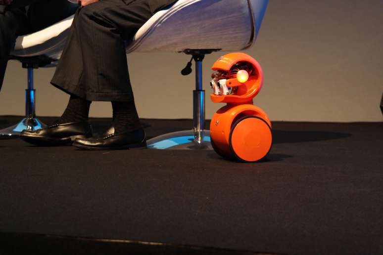 <p>Rafael Steinhauser, presiddente da Qualcomm na América Latina, demonstra um robô controlado por celular</p>