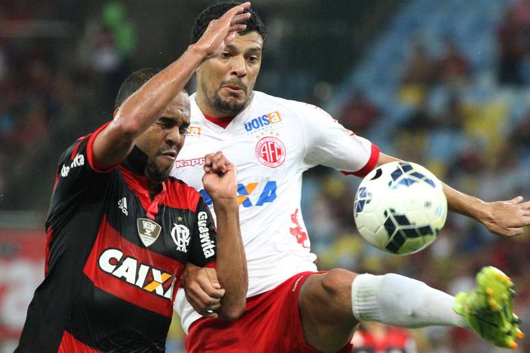 Alecsandro disputa bola no Maracanã