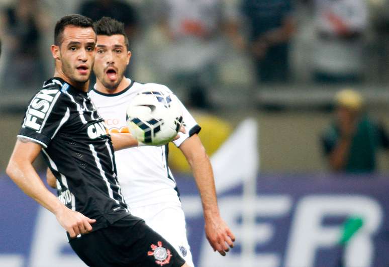 Renato Augusto sofre no meio-campo corintiano