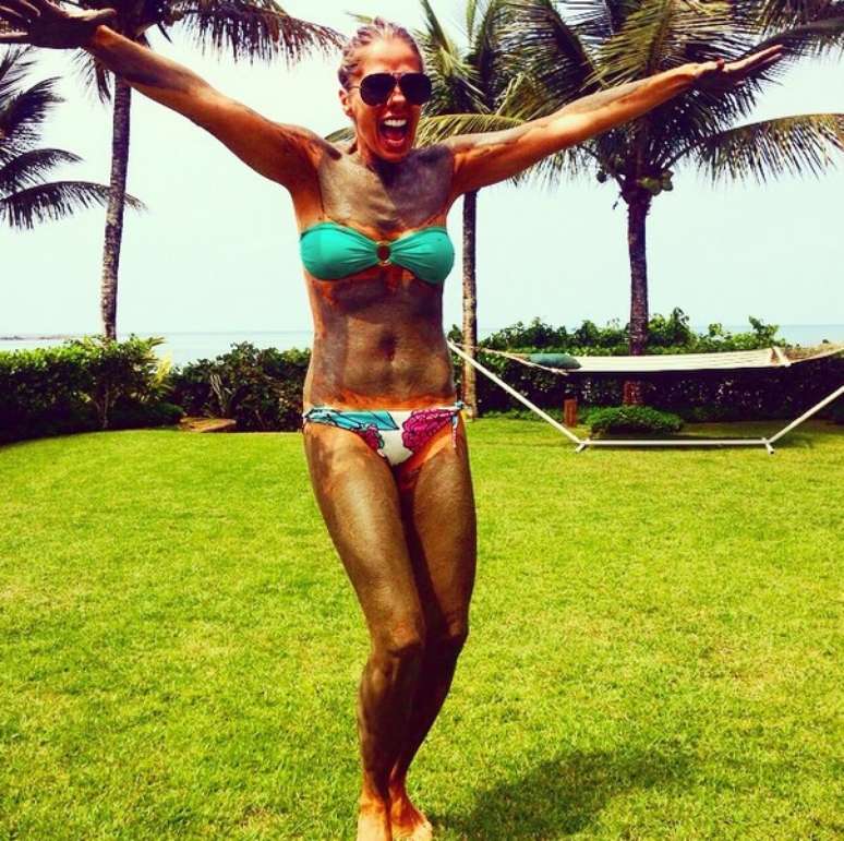 <p>Adriane Galisteu se suja de lama</p>