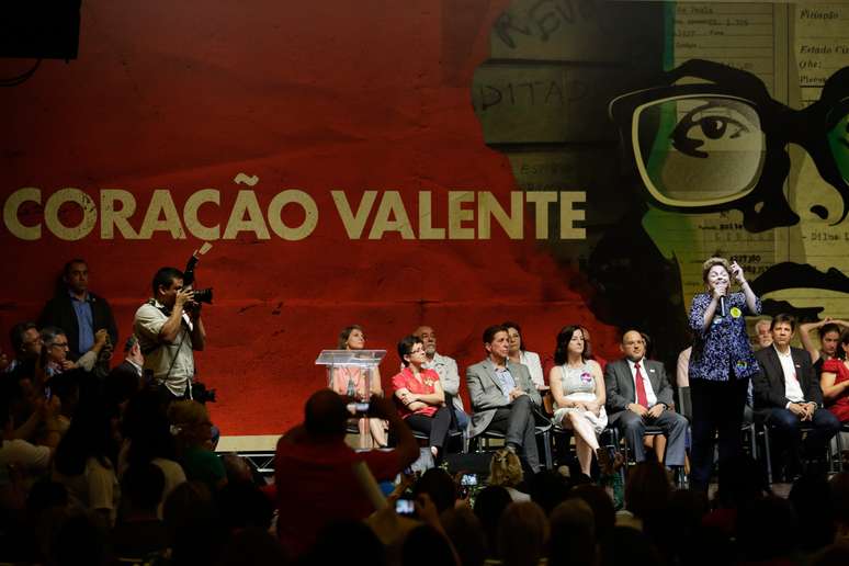 <p>"Não podemos deixar que volte aquela política de concentração de renda, de desprezo por uma parte da nossa população", afirmou Dilma a professores, em São Paulo</p>
