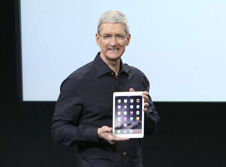 <p>Este é o novo iPad 2. Você consegue vê-lo?, brincou Tim Cook, presidente-executivo da Apple, ao mostrar o quão fino é o tablet</p>