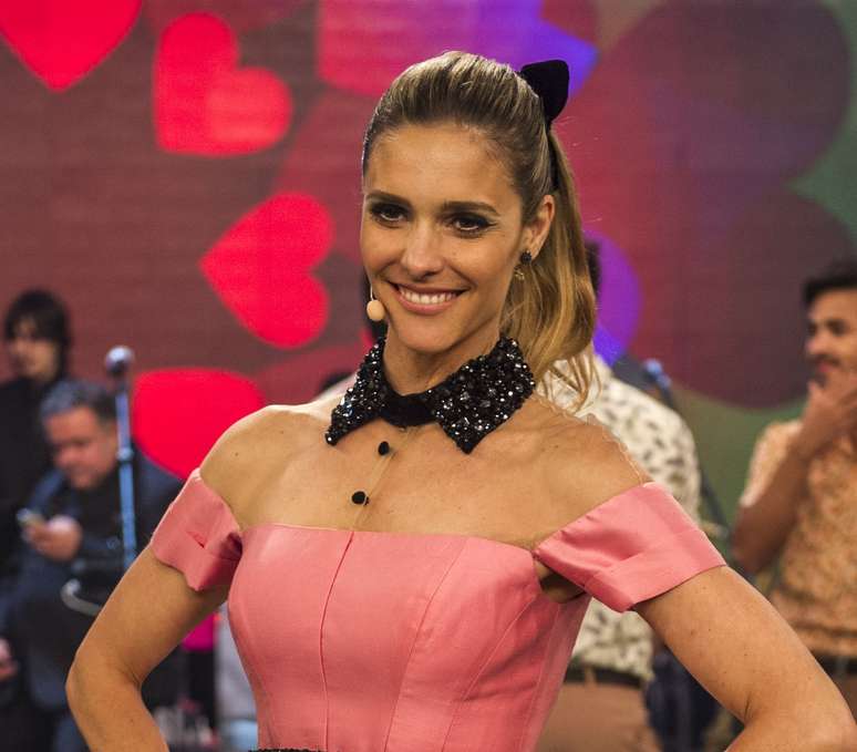 Fernanda Lima aposta em look romântico com rabo de cavalo retrô  