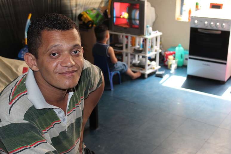 Florisvaldo dos Santos, que está em nova ocupação com o filho de 2 anos; ele tomou um tiro de bala de borracha na reintegração de posse do prédio da São João