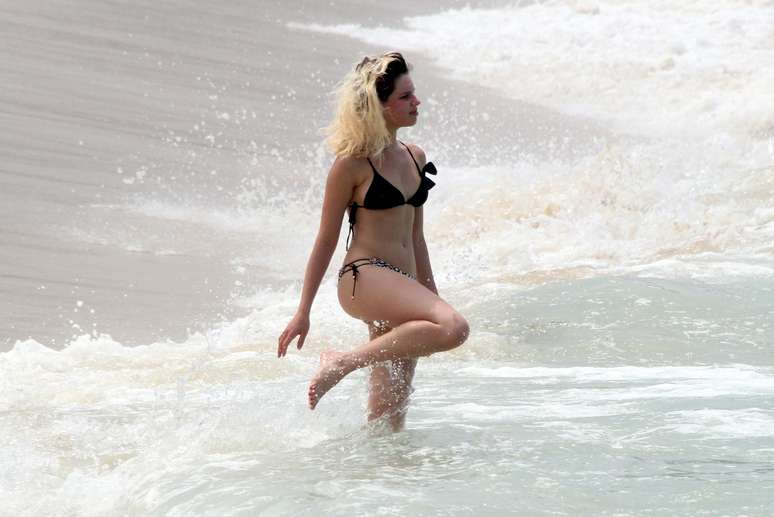 Bruna Linzmeyer correu e se refrescou no mar da praia do Leblon, no Rio de Janeiro