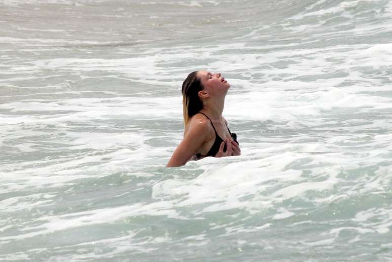 Bruna Linzmeyer correu e se refrescou no mar da praia do Leblon, no Rio de Janeiro