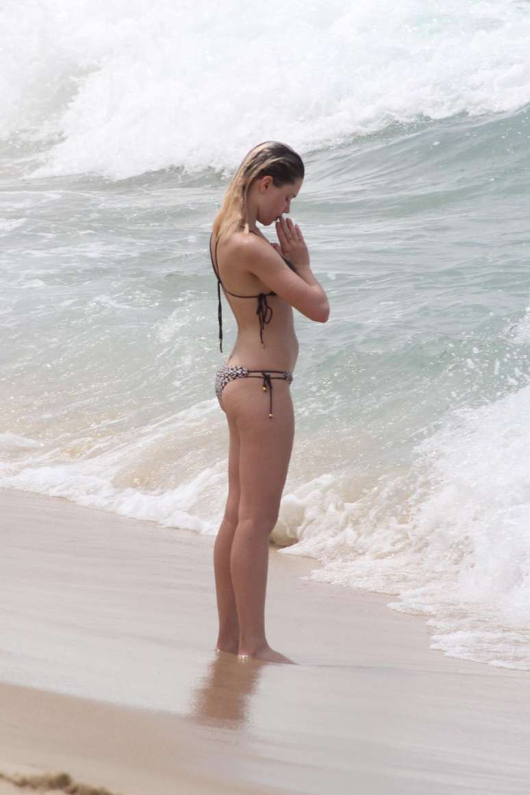 Bruna Linzmeyer correu e se refrescou no mar da praia do Leblon, no Rio de Janeiro