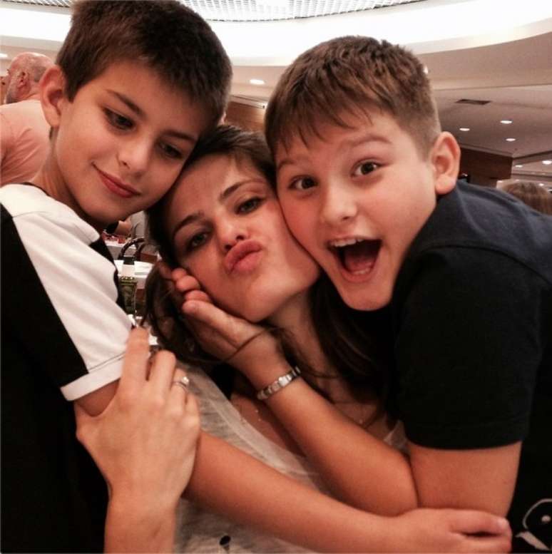 Isabeli Fontana entre os filhos Lucas e Zion