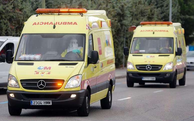 <p>Duas ambulâncias chegam ao hospital Carlos III, em Madri, na Espanha, com pacientes suspeitos de estarem infectados com Ebola, nesta quinta-feira</p>