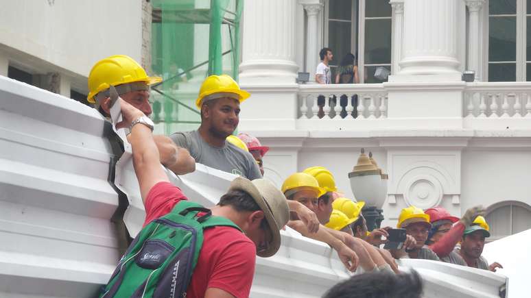 Pedreiros param de trabalhar para ver Dilma