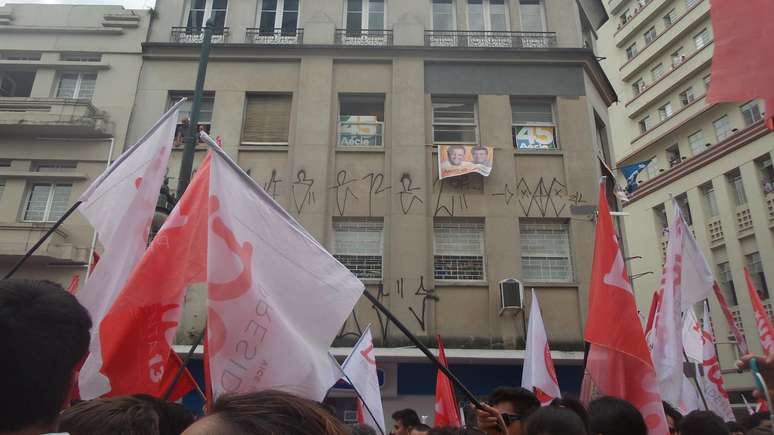 Militantes acompanharam o deslocamento da presidenciável pela capital paranaense