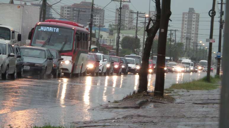Chuva provoca alagamentos em Porto Alegre nesta sexta