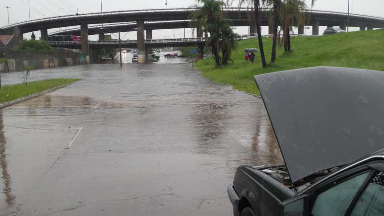 Chuva provoca alagamentos em Porto Alegre nesta sexta