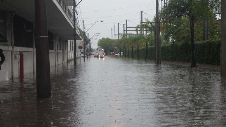 Chuva provoca alagamentos em Porto Alegre nesta sexta
