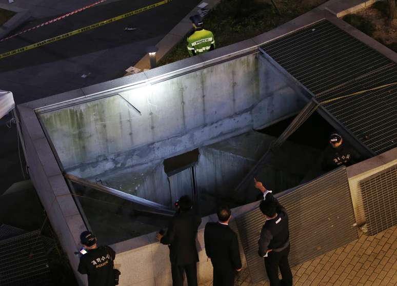 Policiais examinam local do acidente que matou 16 pessoas em Seul nesta sexta-feira