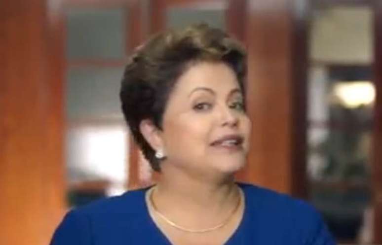 <p>Reprodução do vídeo em que Dilma afirma estar bem após queda de pressão durante entrevista ao vivo</p>