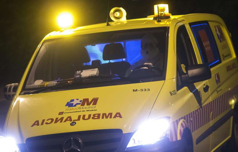 Ambulância transporta paciente para hospital Carlos III com suspeita de ebola na Espanha