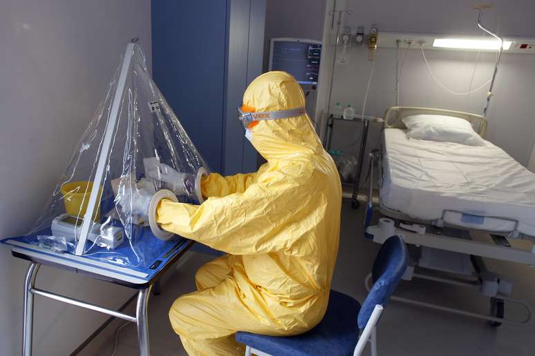 Enfermeira militar faz exames por suspeita de ebola em Paris