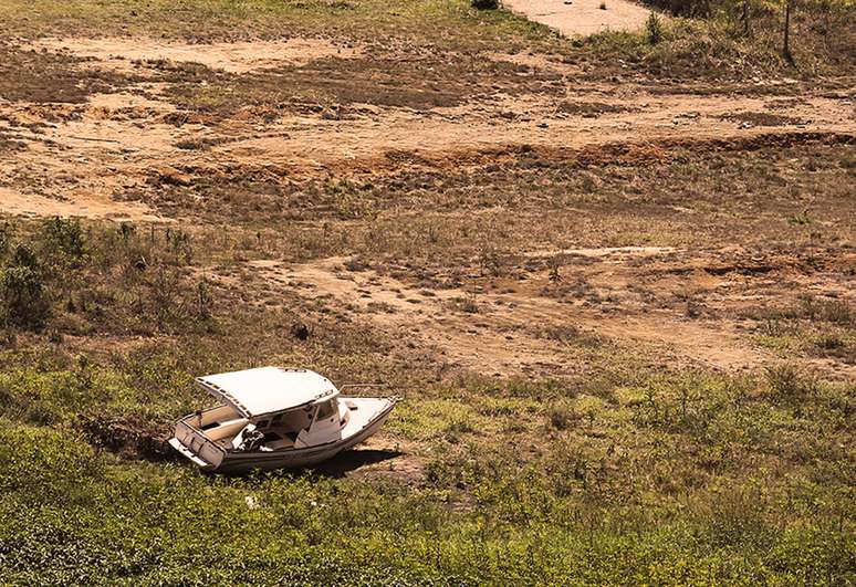 <p>Sem água, barco já fica em terra firme no Sistema Cantareira</p>