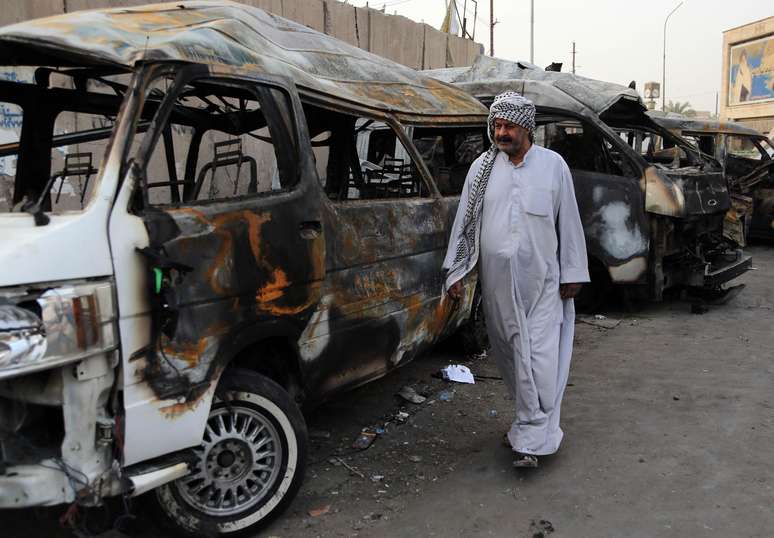 Homem observa destruição causada por carros-bomba em Bagdá