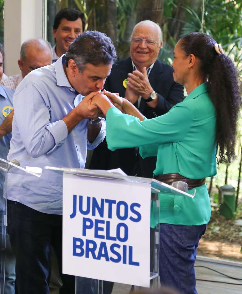 Aécio beija a mão de Marina Silva em São Paulo