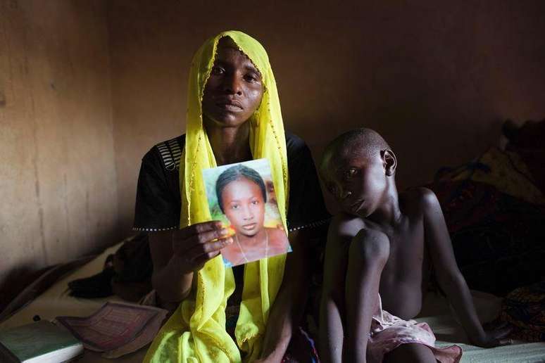 Foto de arquivo de Rachel Daniel com a foto da filha Rose Daniel, sequestrada pelo Boko Haram, na casa da família em  Maiduguri. 17/10/2014