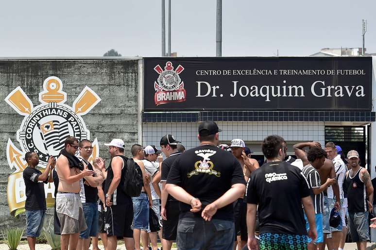 Torcedores pediram saída do técnico e do presidente