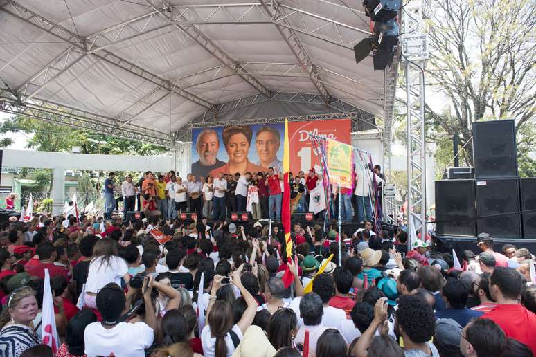 <p>O ex-presidente da República, Luiz Inácio Lula da Silva e o governador eleito pelo PT em Minas Gerais, Fernando Pimentel, participam de ato pró-Dilma na Praça Duque de Caxias, no bairro Santa Tereza em Belo Horizonte, MG, neste sábado </p>