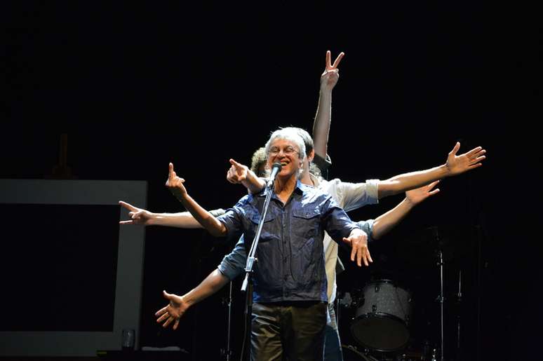 Caetano Veloso e Vanessa da Mata se apresentaram no Recife, na noite dessa sexta-feira (17)