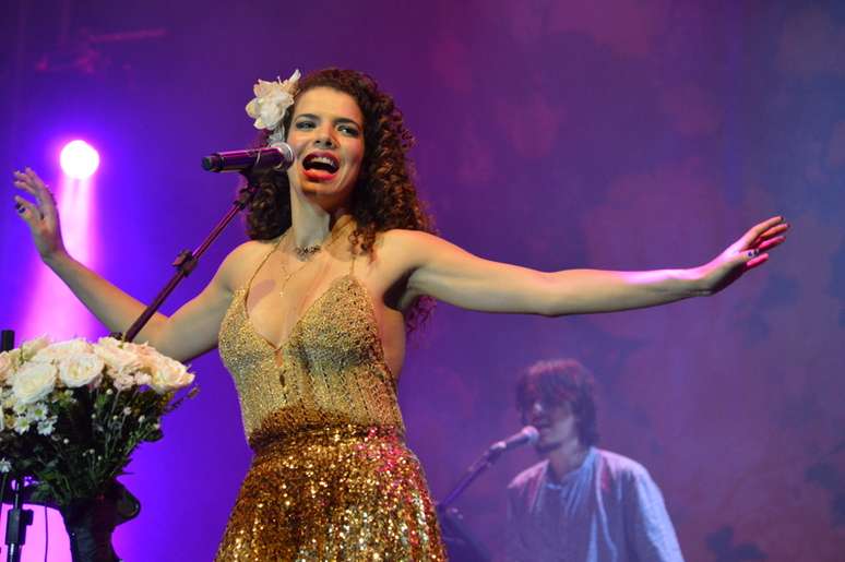 Caetano Veloso e Vanessa da Mata se apresentaram no Recife, na noite dessa sexta-feira (17)