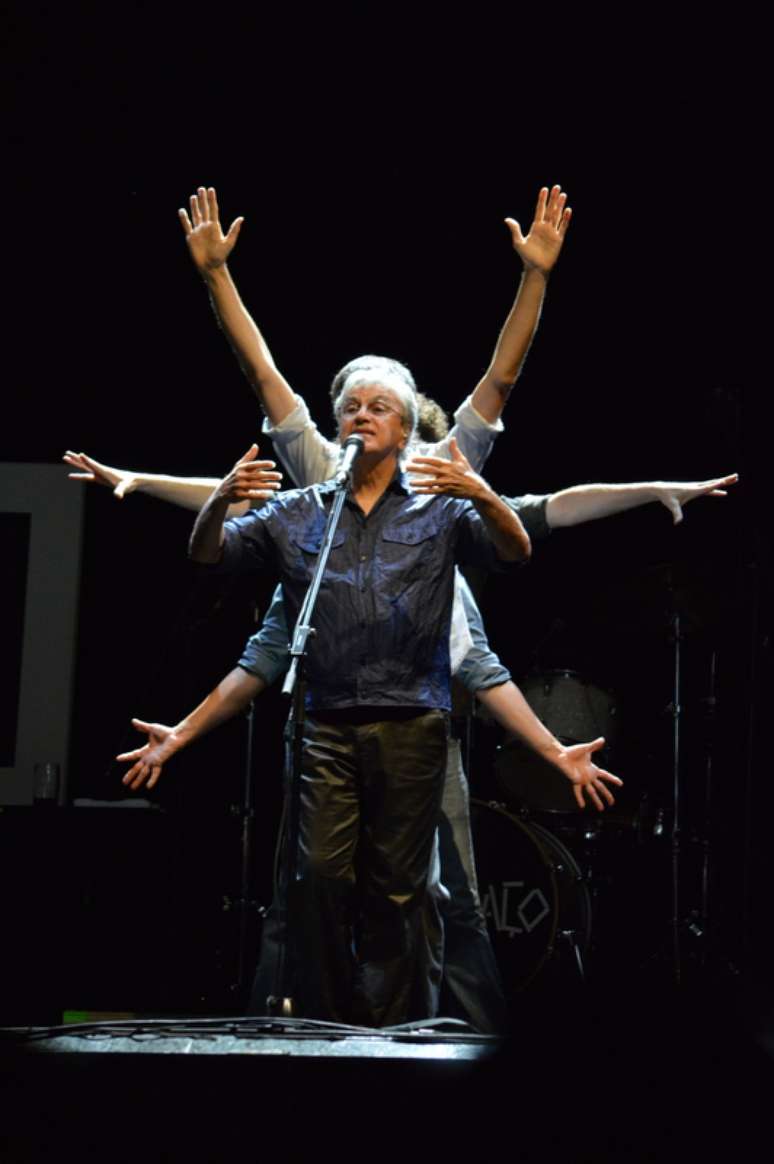 Caetano Veloso e Vanessa da Mata se apresentaram no Recife, na noite dessa sexta-feira (17)