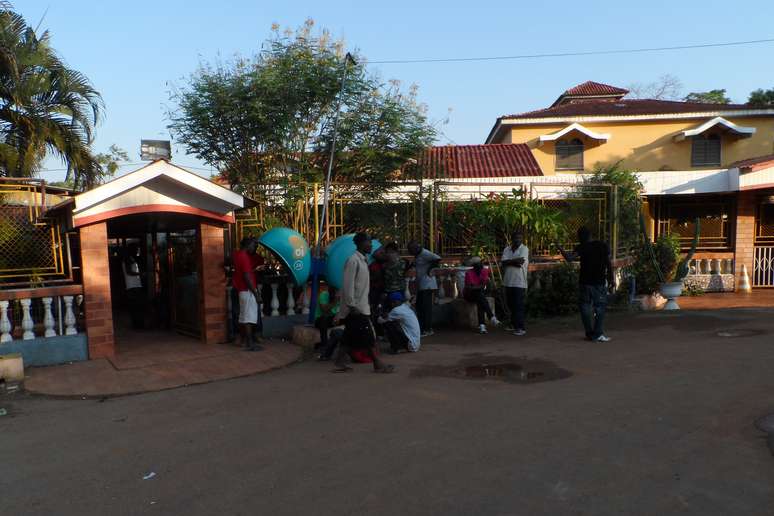 Imigrantes africanos ficam em abrigos em Rio Branco, capital do Acre