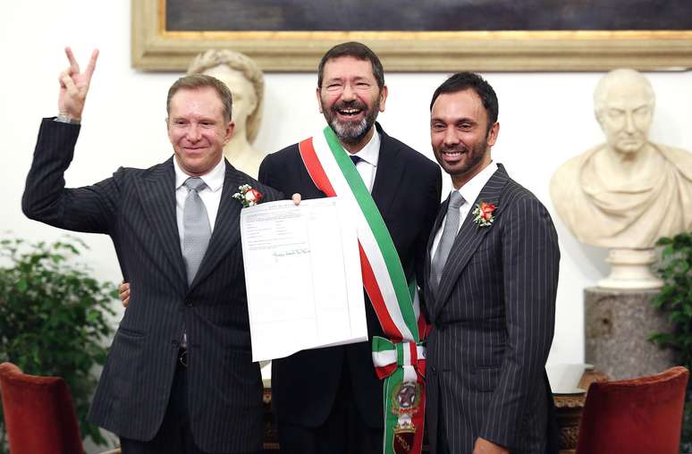 Um casal gay, casado oficialmente fora da Itália, posa com o prefeito de Roma, Ignazio Marino (ao centro) durante a cerimônia de reconhecimento do seu casamento em Roma, neste sábado, 18 de outubro