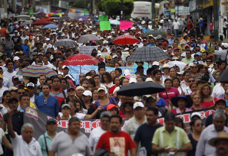 <p>Estudantes, professores e familiares dos desaparecidos participam de uma marcha em Acapulco, em 17 de outubro</p>