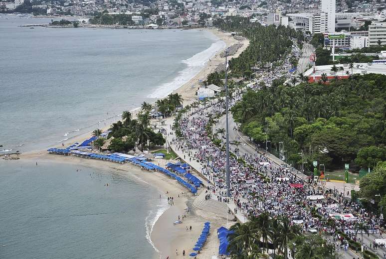 <p>Manifestantes caminham ao longo da praia durante protesto em Acapulco, em 17 de outubro </p>